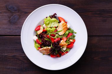 Çilek, tavuk ve sebze salatası