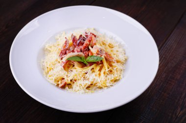 Makarna carbonara jambon ve parmesan peyniri ile