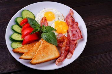 Pastırma, tost ve taze sebze ile kızarmış yumurta