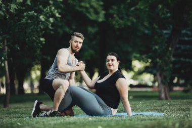 Fitness eğitmeni ve el sallayarak istemci