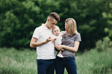 Anne ve kızı aile portresi. Baba, anne ve çocuk havin