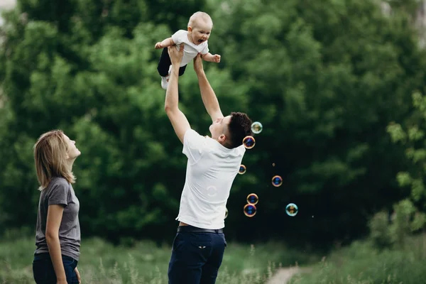 Amor, felicidad y concepto familiar. Madre y padre jugando wi —  Fotos de Stock