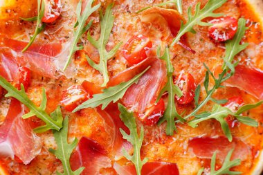 Pizza jambon ve roka ile doku kadar kapatın