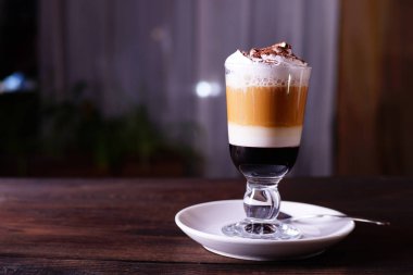 Özgün latte macchiato bardağında kahve