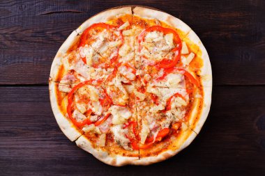 Ananaslı ve jambonlu Hawaii pizzası.