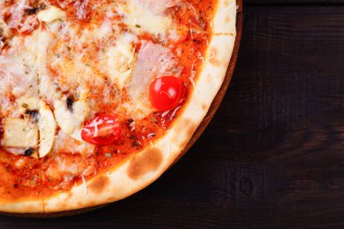 jambon ve zeytin pizza yakın çekim ile boş alan