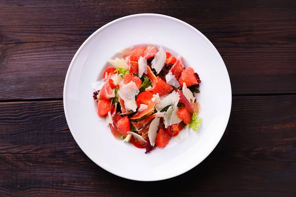 Pompelmo fresco sano e insalata di pomodoro — Foto Stock