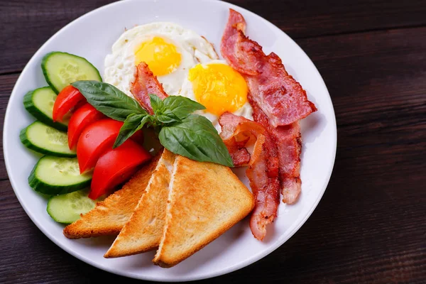 European breakfast- fried eggs with bacon — Stock Photo, Image