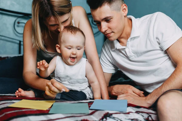 Anne kızı eğitim oyun oynuyor