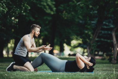 Kilolu kadın eğitmen desteği ile eğitim