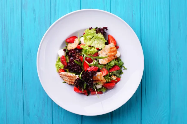 Ensalada con fresa, pollo y verduras — Foto de Stock