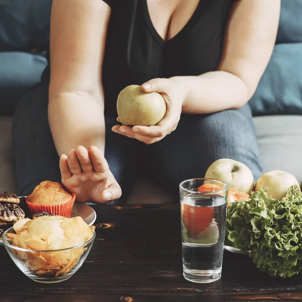 Mulher comer comida saudável recusando junk lanches doces — Fotografia de Stock