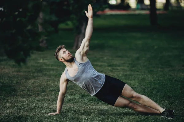 sporcu yan tahta, yoga egzersiz yapıyor