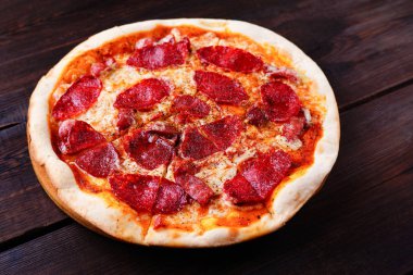 Klasik dilimlenmiş biberli pizza yakın çekim