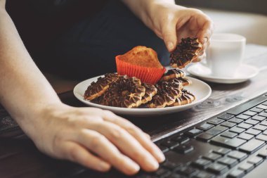 İşyerinde çikolata kurabiye yemek kadın