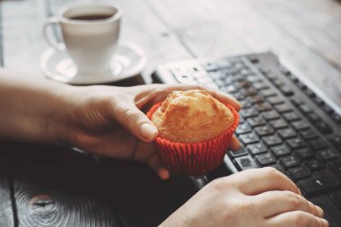 İşyerinde çörek yiyen kadın