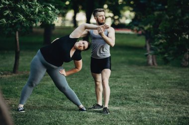 Kilolu kadın eğitmen desteği ile eğitim