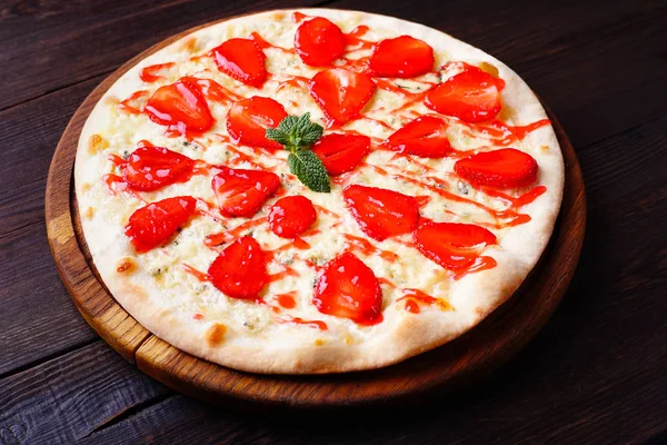 Szezonális eper pizza közelről — Stock Fotó