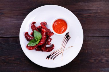  Domates soslu kızarmış sosis