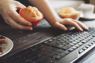 İşyerinde çörek yiyen kadın