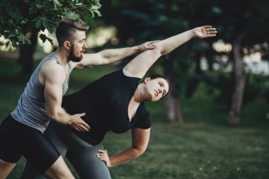Kilolu kadın sokak egzersiz yardımcı antrenör. Yağ