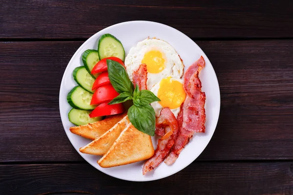 Desayuno continental. Huevos fritos con tocino, tostadas y v fresco — Foto de Stock