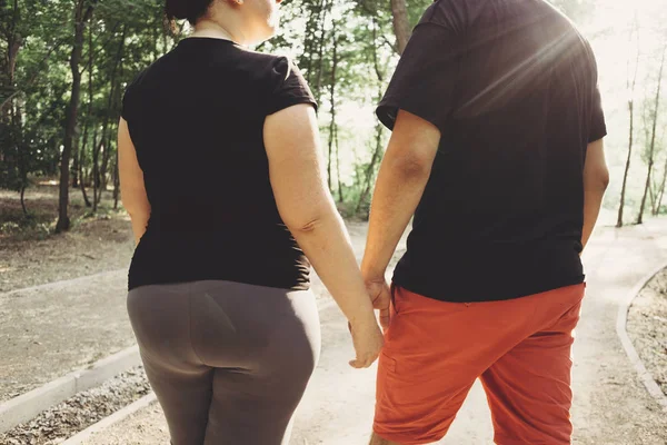 Pareja con sobrepeso caminando juntos — Foto de Stock