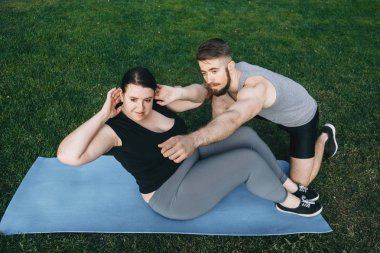 Kişisel antrenör onun müvekkili ile açık havada çalışma