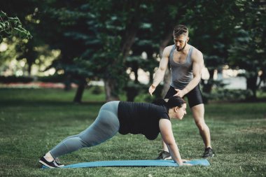 Kişisel antrenör onun müvekkili ile açık havada çalışma