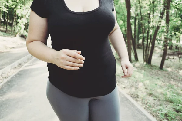 Túlsúlyos nő fogyni parkban — Stock Fotó