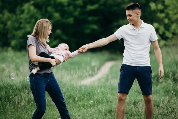 Zorgeloze en gelukkige familie buiten spelen — Stockfoto