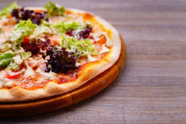 vejetaryen pizza sosu marul ve sarımsak ile