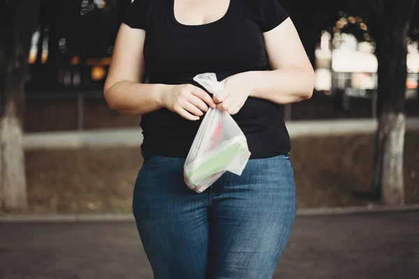 Obézní žena s plastové balení zmrzliny — Stock fotografie