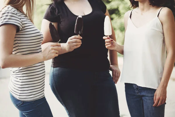 Las mujeres con sobrepeso y en forma comer helado — Foto de Stock