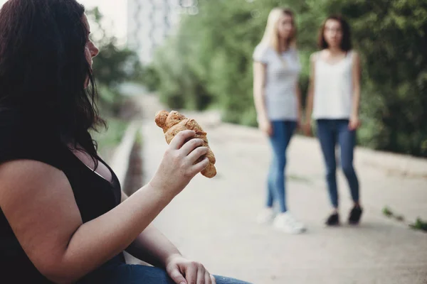 Obézní žena jíst fast food závist, aby se vešly dívky — Stock fotografie