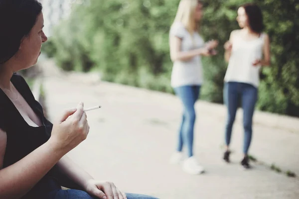 超重的妇女抽烟感到嫉妒 — 图库照片