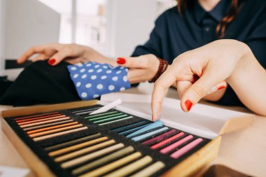 tasarımcılar kumaşlar moda koleksiyonu için seçin