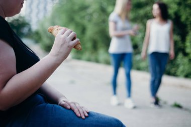 Kızlar sığacak şekilde obez kadın lokanta gıpta yeme