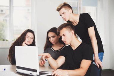 tasarımcılar seyir ar laptop perde işleri tartışmak