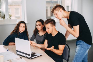 Tasarımcılar ekibi studio yeni proje tartışıyor