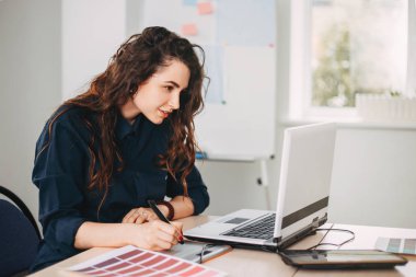 kadın tasarımcı çizim renk örnekleri ile çalışma