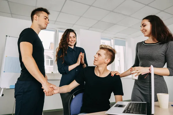 Colleghi che stringono la mano e applaudono — Foto Stock