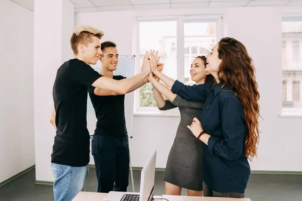Creatieve team juichen geven een hoge vijven gebaar — Stockfoto