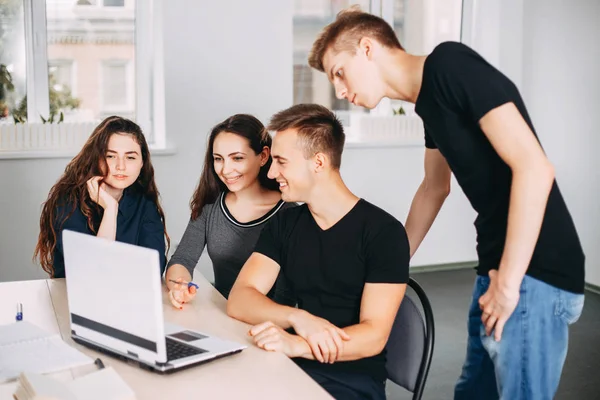 yaratıcı ekip toplantısı tasarım stüdyosu