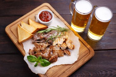 Bira aperatifler. Izgara domuz, tavuk, sığır plaka üzerinde