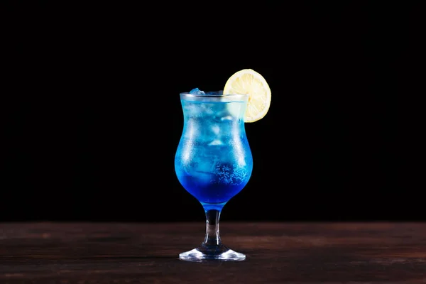 Orzeźwiający koktajl lodem niebieski alkoholowych z plasterkiem cytryny, zimno d — Zdjęcie stockowe