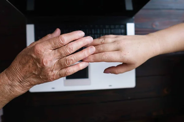 Mulheres velhas e jovens mãos no fundo do teclado — Fotografia de Stock