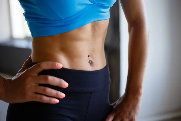 Adatto donna con perfetto six-pack abs da vicino — Foto Stock