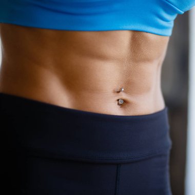 Uygun kadın mükemmel altılı paket abs ile yakın çekim