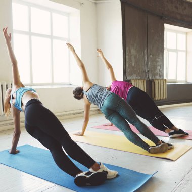 Grup yan tahta spor yapıyor kadın